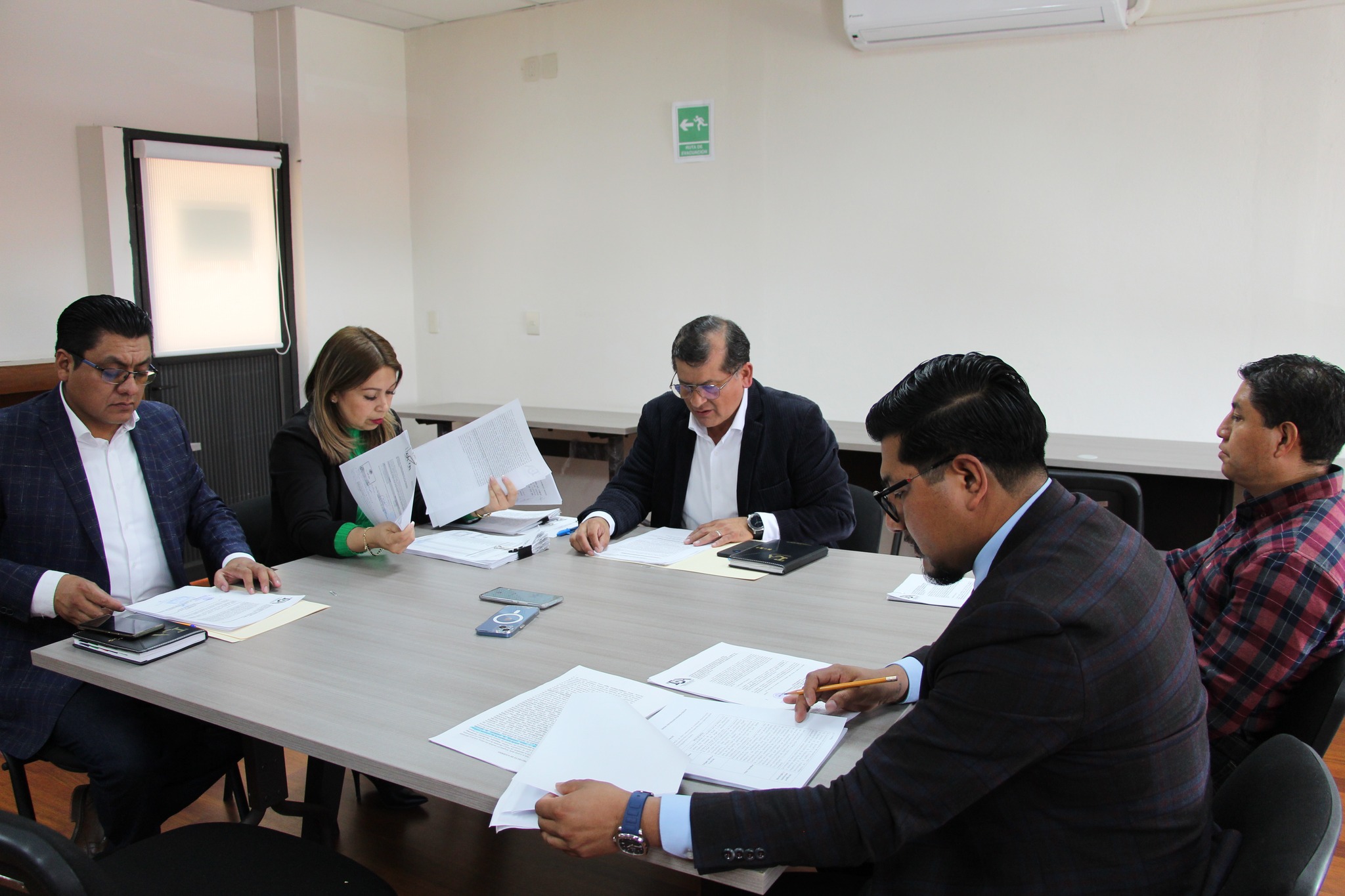 Quinta Sesión Extraordinaria, en la que aprobaron por unanimidad de votos las versiones públicas de los contratos de prestación de servicios y de adjudicación, remitidas por la Dirección Administrativa de este órgano jurisdiccional.