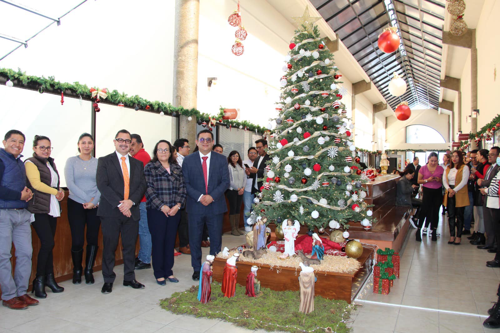 Encabezaron el encendido del árbol de navidad, que da la bienvenida a la época decembrina