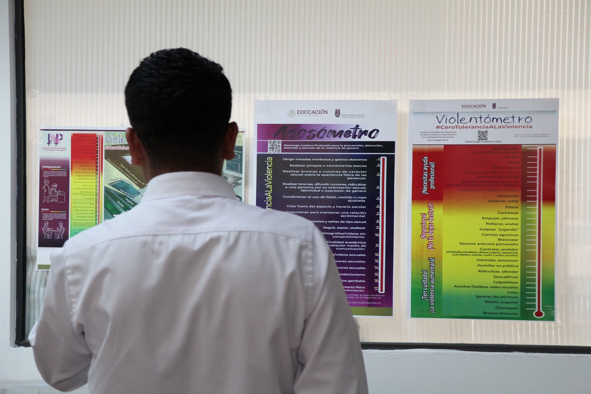 colocaron en las diversas áreas carteles informativos 